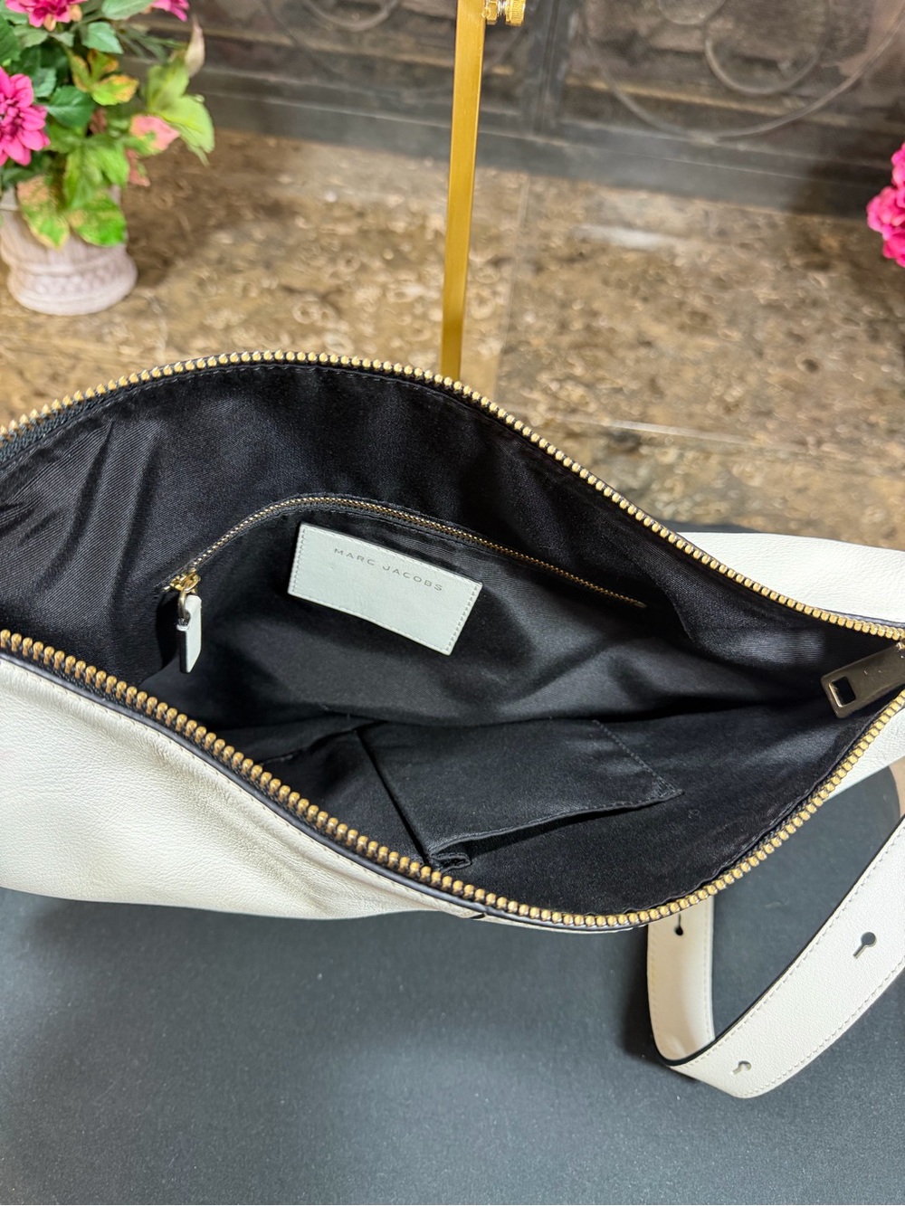 Marc Jacobs White Pebbled Leather Hobo Shoulder Bag - Picture 4 of 6